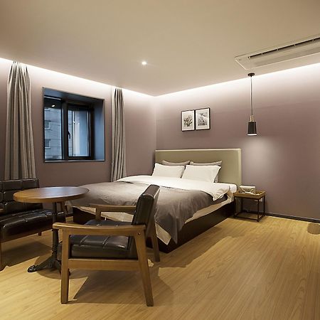 Brown Dot Hotel Cshangvon Kültér fotó