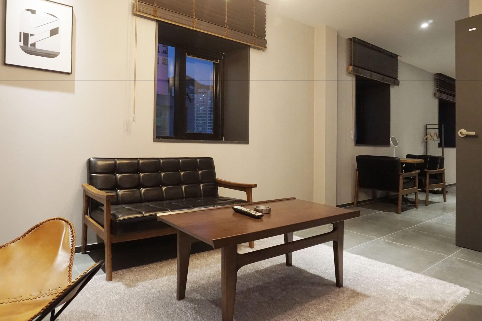Brown Dot Hotel Cshangvon Kültér fotó
