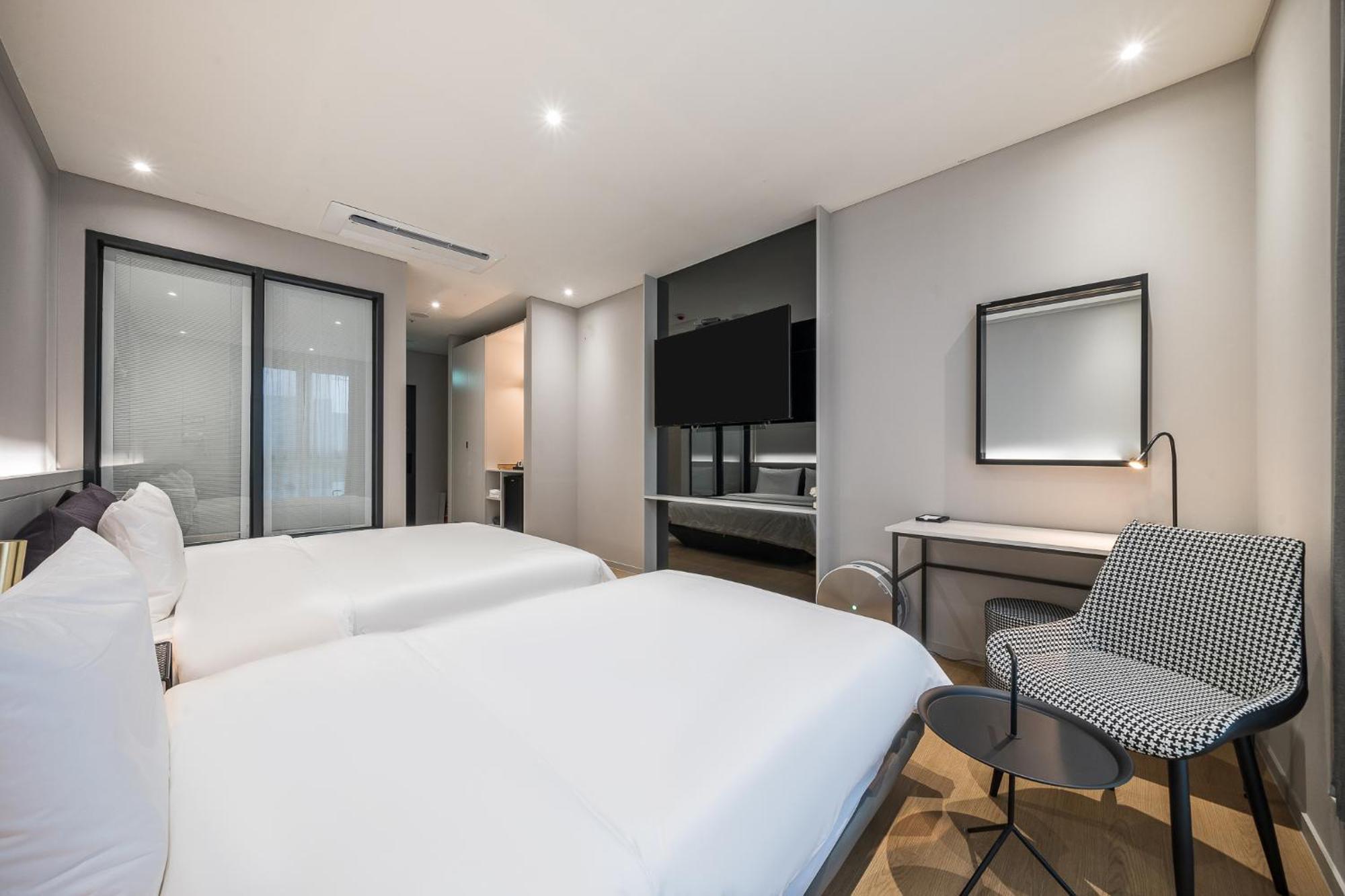 Brown Dot Hotel Cshangvon Kültér fotó