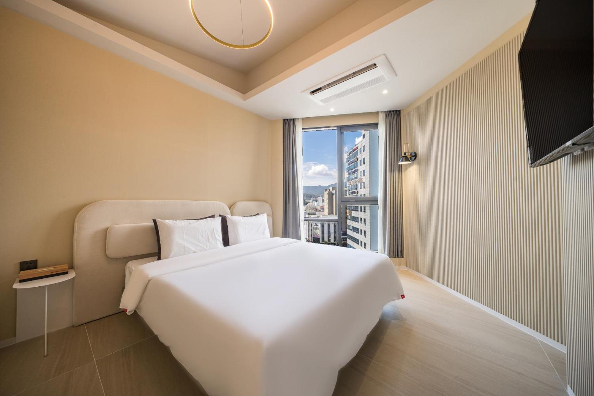 Brown Dot Hotel Cshangvon Kültér fotó