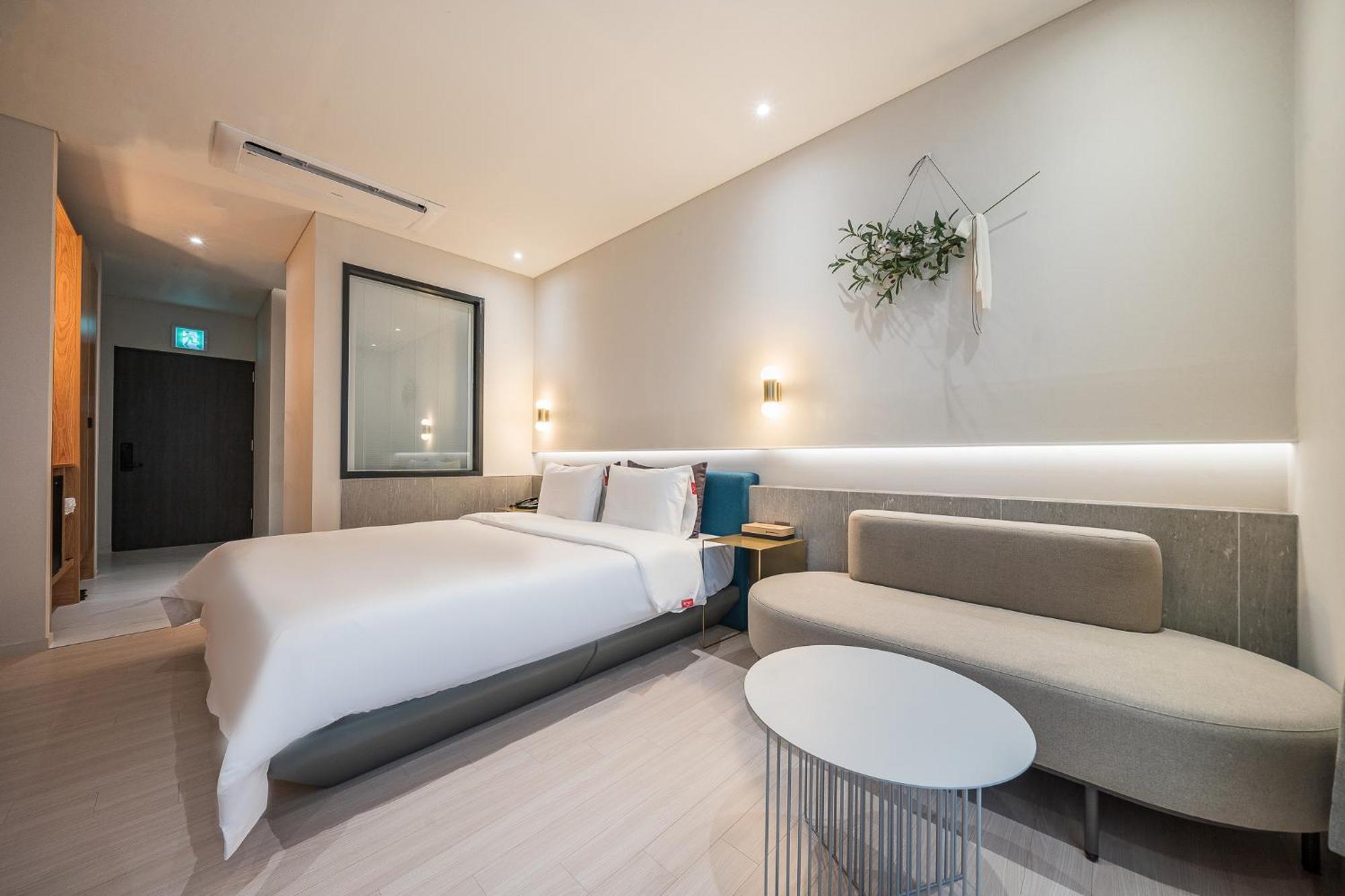 Brown Dot Hotel Cshangvon Kültér fotó