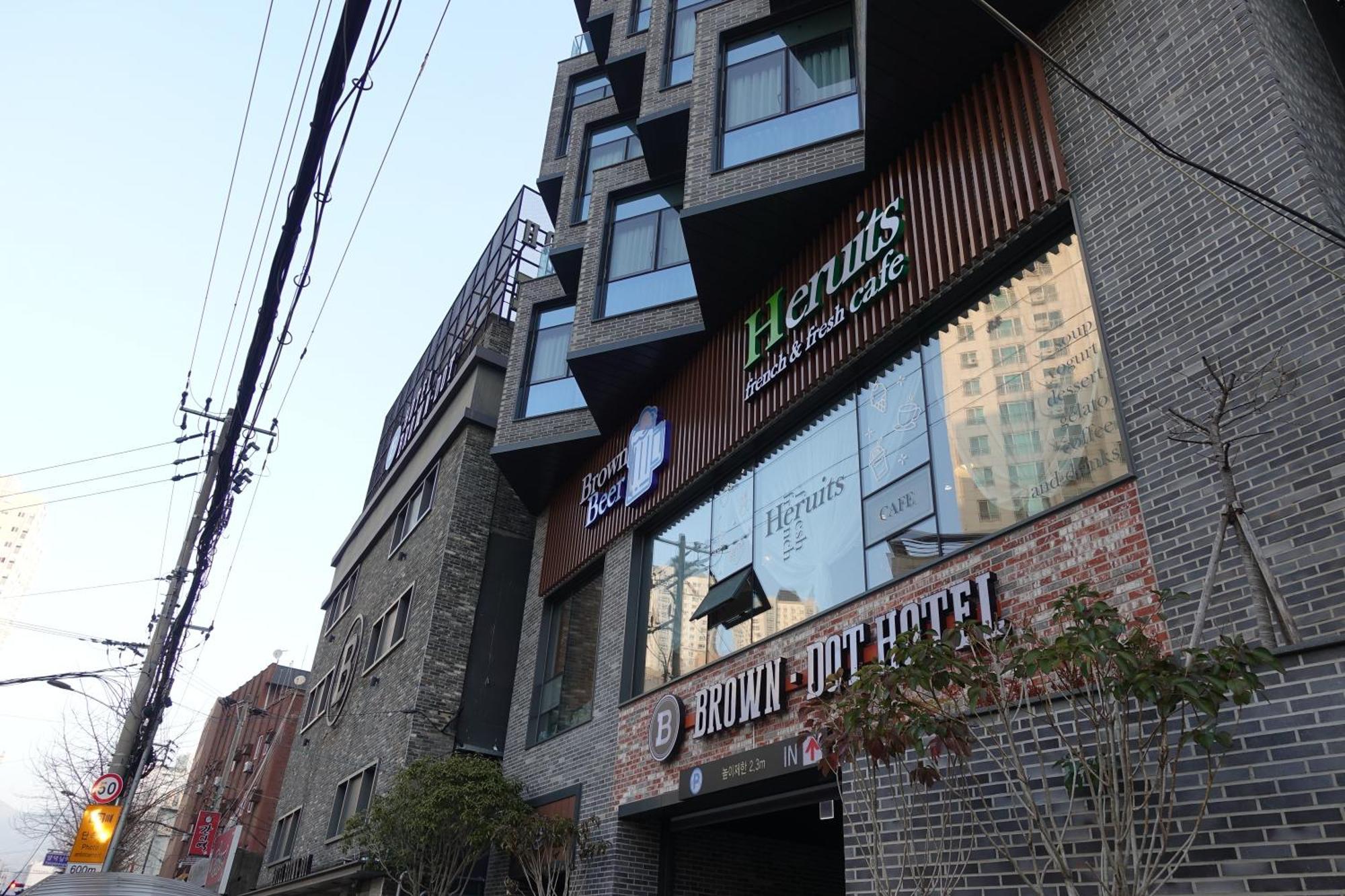 Brown Dot Hotel Cshangvon Kültér fotó