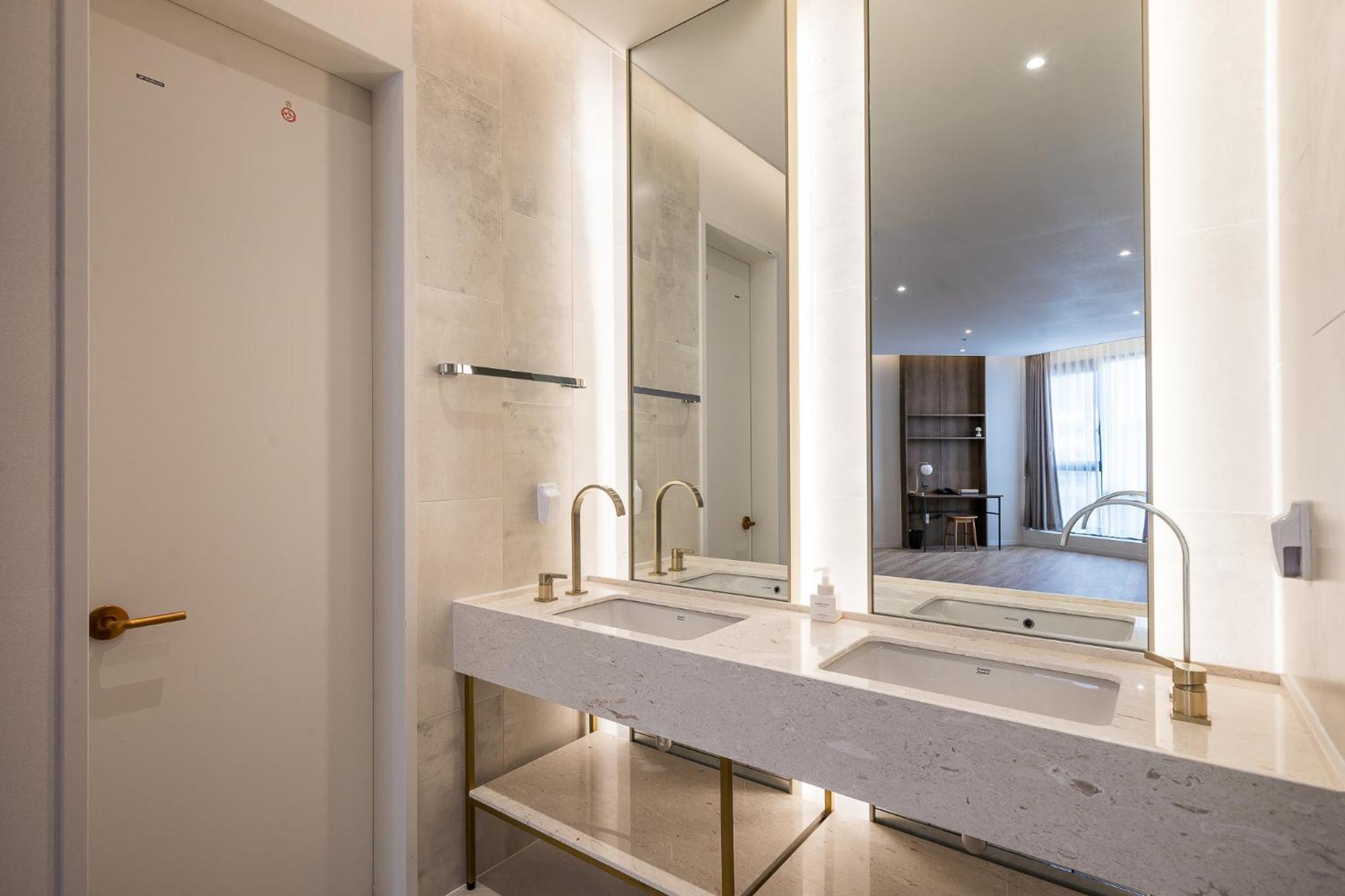 Brown Dot Hotel Cshangvon Kültér fotó