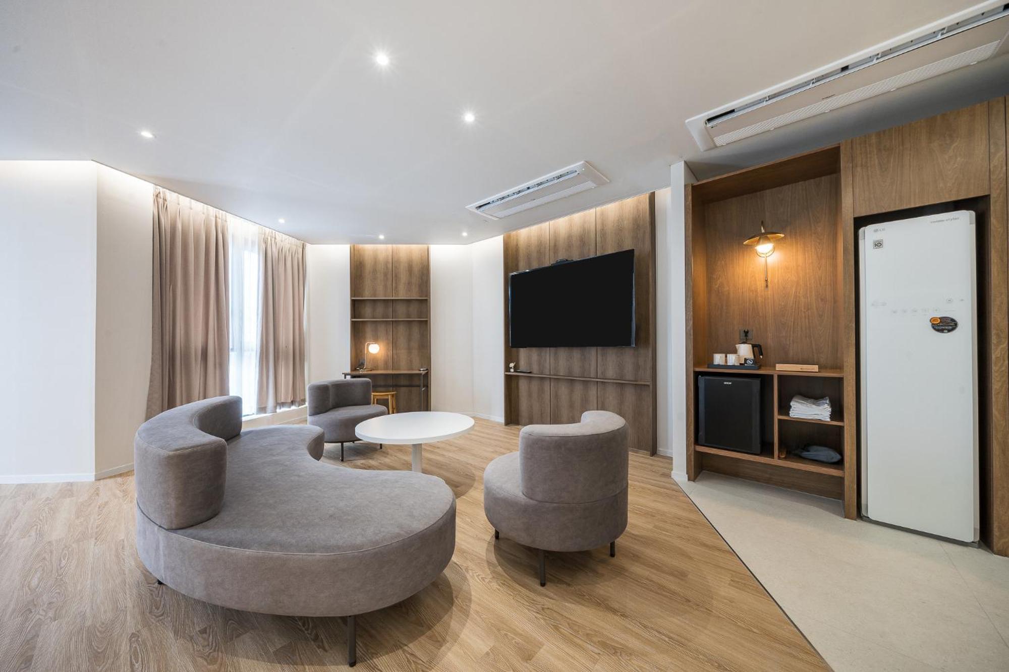 Brown Dot Hotel Cshangvon Kültér fotó