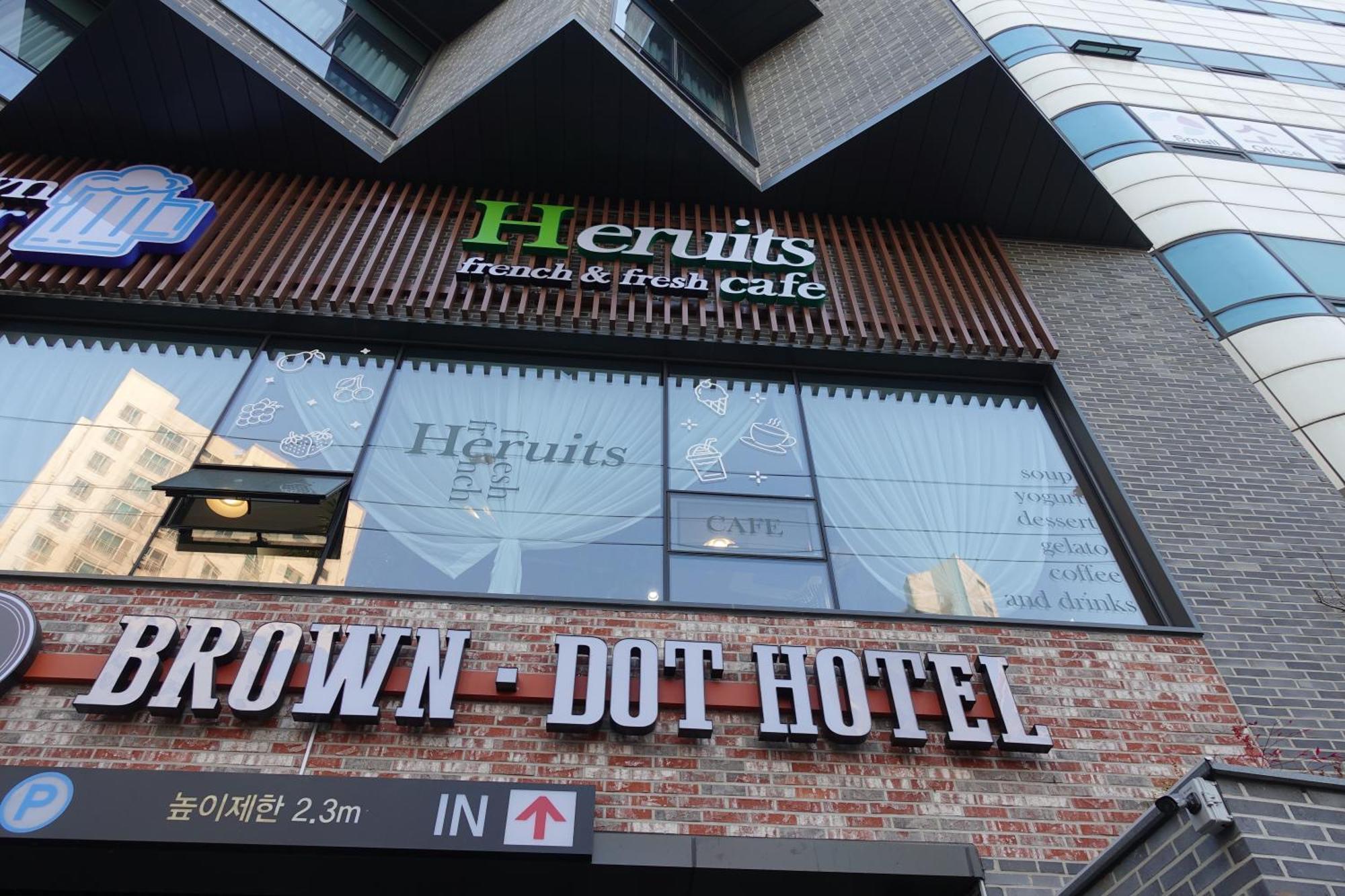 Brown Dot Hotel Cshangvon Kültér fotó